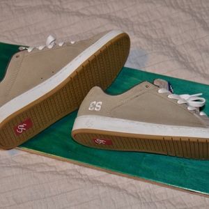 ETNIES/ES SAL 23  Skate shoes size 9